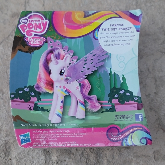 MY LITTLE PONY BUNDLE,MY LITTL PONY PLATES,FANTASTIC FLUTTERS PONY TOY & POMPOMS - Picture 5 of 16